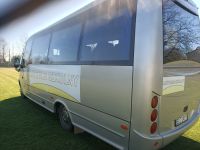 Fotografia przedstawiająca autobus szkolnych MERCUS koloru srebrnego - widok z boku
